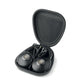 Un paio di cuffie over-ear nere Focal Bathys con cavo a spirale, ordinatamente conservate in una custodia aperta con cerniera nera.