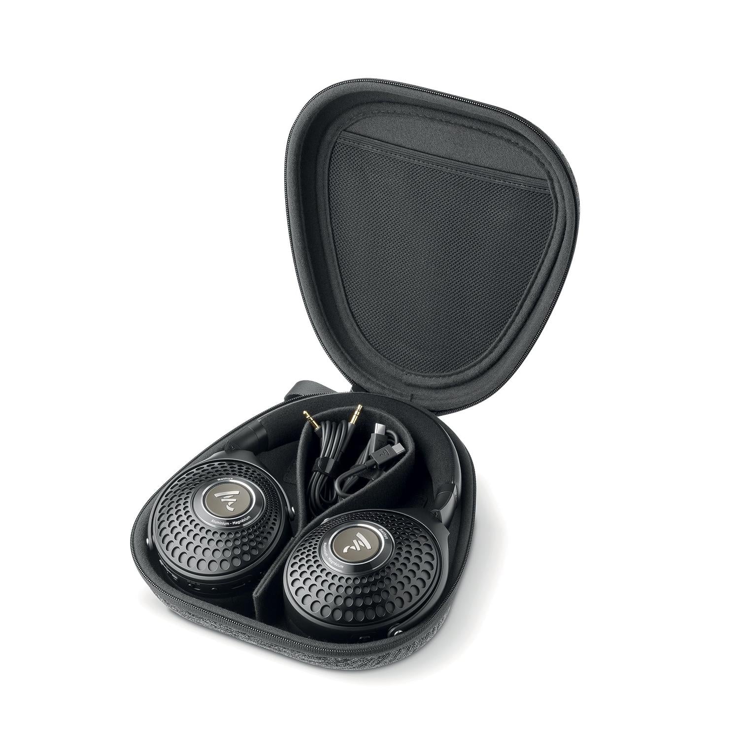 Un paio di cuffie over-ear nere Focal Bathys con cavo a spirale, ordinatamente conservate in una custodia aperta con cerniera nera.