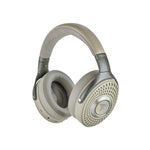 Der Focal Bathys kabelloser Bluetooth-Kopfhörer in Beige und Silber mit HiFi-Klang, gepolstertem Bügel und perforierten Ohrmuscheln auf weißem Hintergrund.