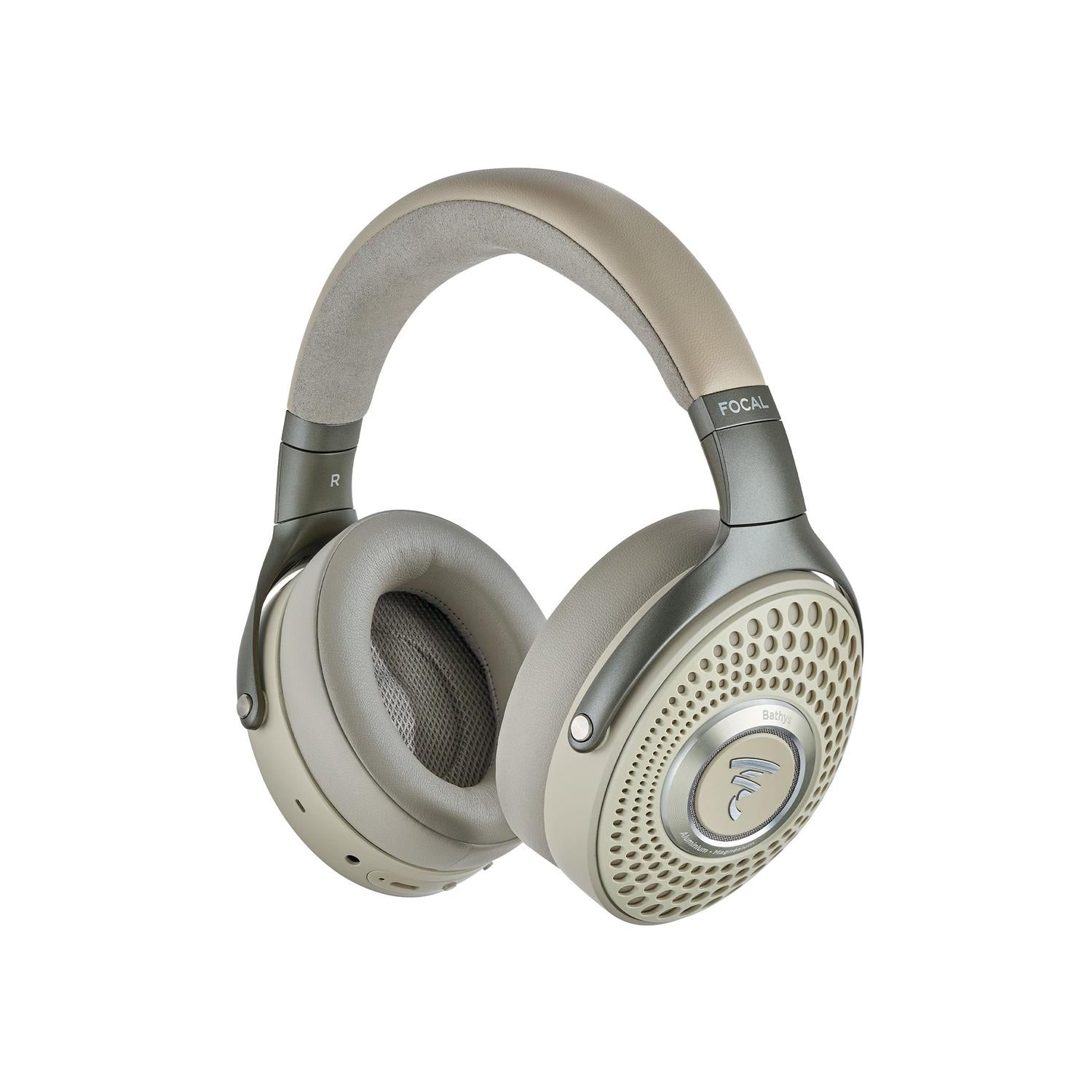 Il Focal Bathys è un diffusore Bluetooth cabelloso in beige e argento con HiFi-Klang, Bügel in metallo trasparente e Ohrmuscheln in legno scuro.