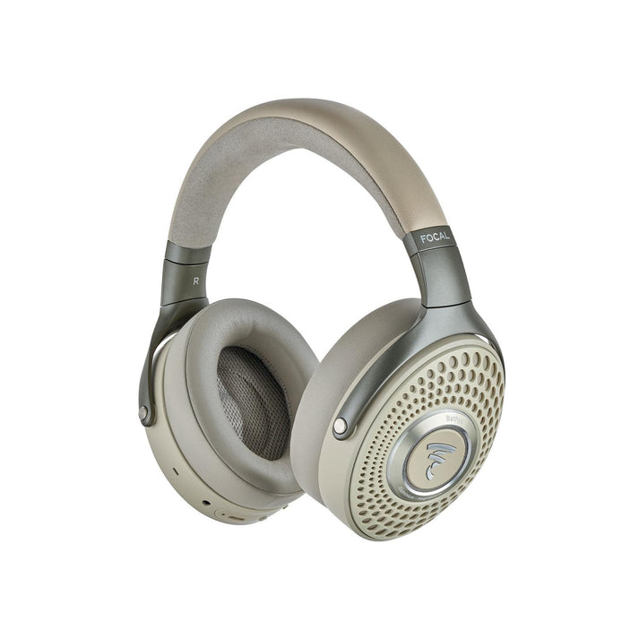 Der Focal Bathys kabelloser Bluetooth-Kopfhörer in Beige und Silber mit HiFi-Klang, gepolstertem Bügel und perforierten Ohrmuscheln auf weißem Hintergrund.