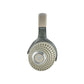 Primo piano delle cuffie Focal Bathys Bluetooth con design circolare e perforato e logo centrale che evidenzia il suono hi-fi su sfondo bianco.