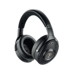 Die schwarzen Focal Bathys Over-Ear-Kopfhörer verfügen über gepolsterte Ohrpolster, perforierte Ohrmuscheln, HiFi-Klang und das Focal-Logo auf jeder Seite.