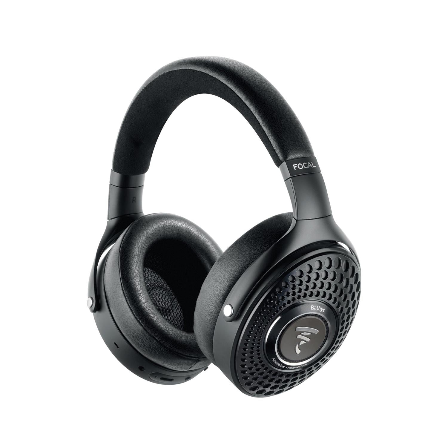 Die schwarzen Focal Bathys Over-Ear-Kopfhörer verfügen über gepolsterte Ohrpolster, perforierte Ohrmuscheln, HiFi-Klang und das Focal-Logo auf jeder Seite.