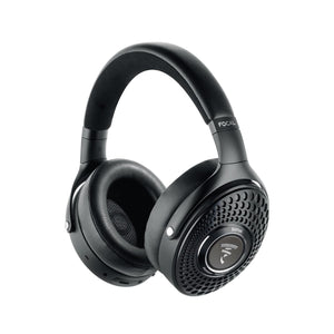 Die schwarzen Focal Bathys Over-Ear-Kopfhörer verfügen über gepolsterte Ohrpolster, perforierte Ohrmuscheln, HiFi-Klang und das Focal-Logo auf jeder Seite.