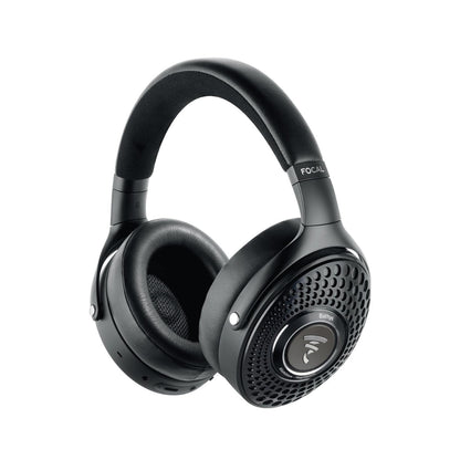 Die schwarzen Focal Bathys Over-Ear-Kopfhörer verfügen über gepolsterte Ohrpolster, perforierte Ohrmuscheln, HiFi-Klang und das Focal-Logo auf jeder Seite.
