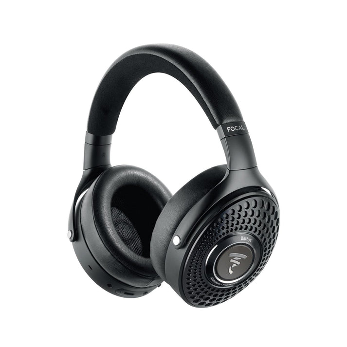 Die schwarzen Focal Bathys Over-Ear-Kopfhörer verfügen über gepolsterte Ohrpolster, perforierte Ohrmuscheln, HiFi-Klang und das Focal-Logo auf jeder Seite.