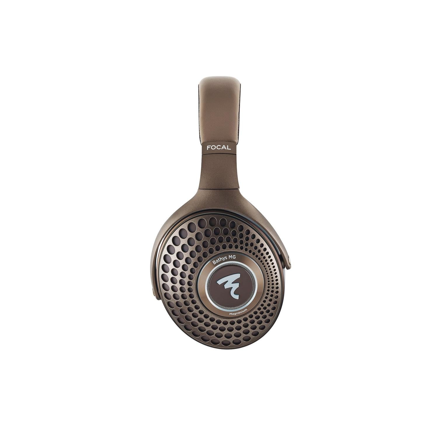 Brauner Over-Ear-Kopfhörer Focal Bathys MG mit perforierten runden Ohrmuscheln und FOCAL-Logo auf weißem Hintergrund.