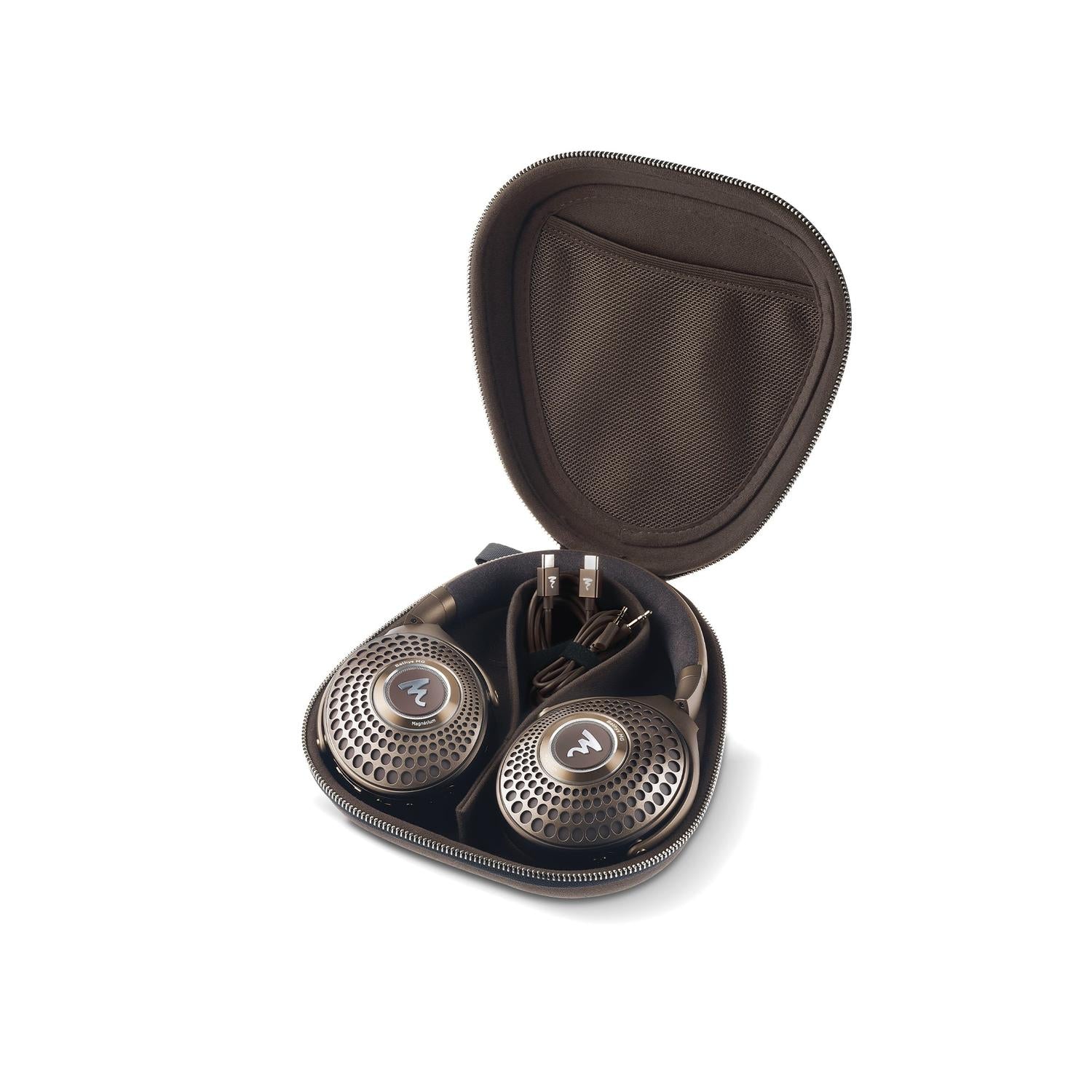 Ein Paar Focal Bathys MG Kopfhörer mit perforiertem Metalldesign befindet sich in einer offenen braunen Tragetasche neben einem aufgerollten Audiokabel.