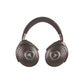 Der Focal Bathys MG ist ein schwarzer Over-Ear-Bluetooth-Kopfhörer mit perforierten Ohrmuscheln, einem gepolsterten Kopfbügel und fortschrittlicher Geräuschunterdrückung, abgebildet vor einem weißen Hintergrund.