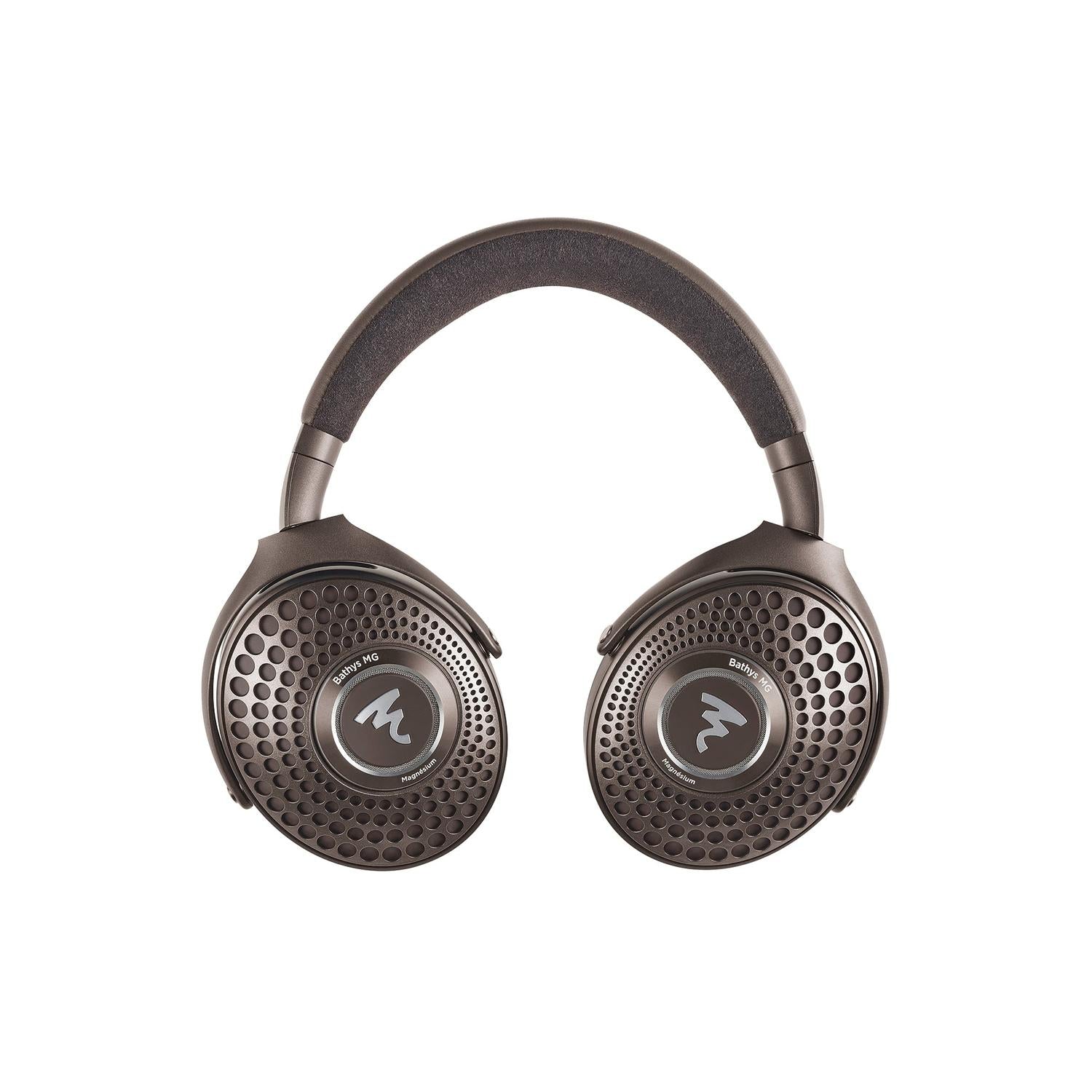 Der Focal Bathys MG ist ein schwarzer Over-Ear-Bluetooth-Kopfhörer mit perforierten Ohrmuscheln, einem gepolsterten Kopfbügel und fortschrittlicher Geräuschunterdrückung, abgebildet vor einem weißen Hintergrund.
