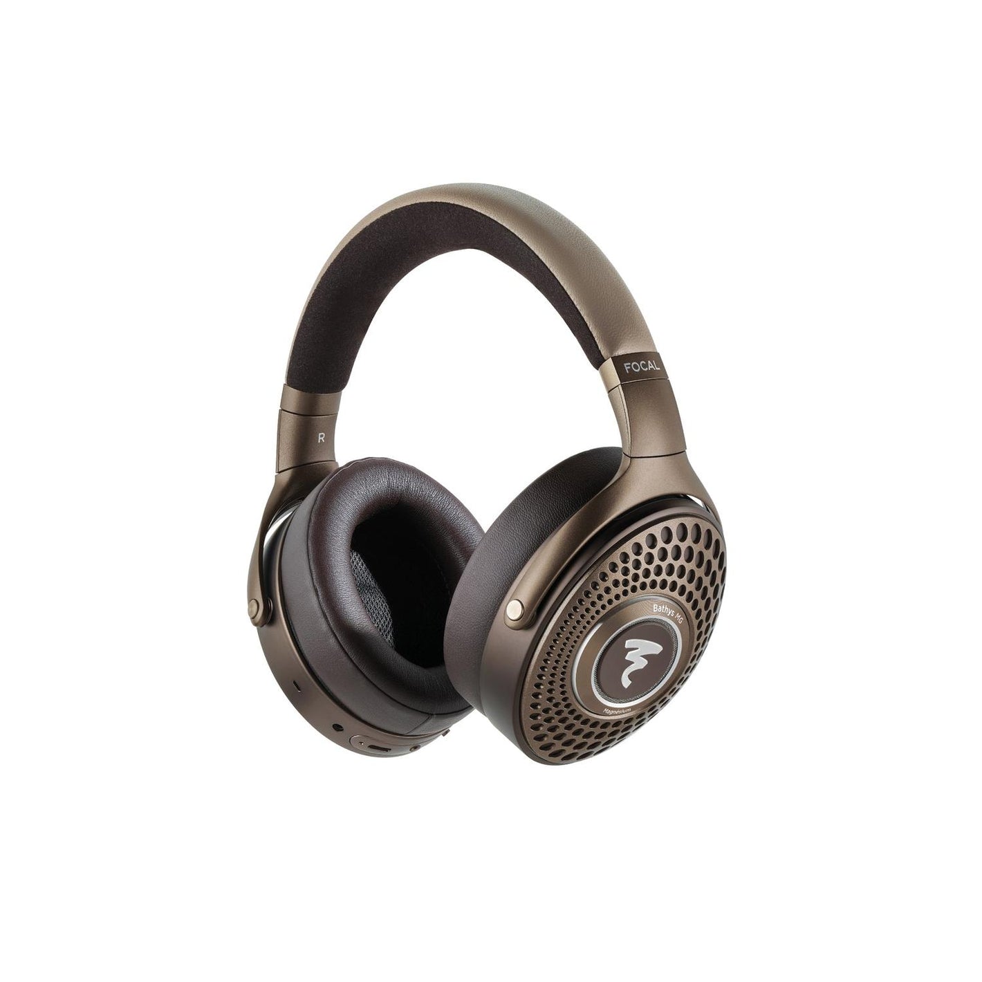 Auriculares Focal Bathys MG de color marrón con orejeras de malla, logotipo Focal plateado y cancelación de ruido sobre fondo blanco.