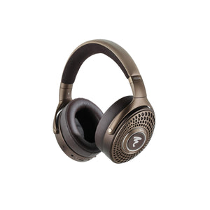 Auriculares Focal Bathys MG de color marrón con orejeras de malla, logotipo Focal plateado y cancelación de ruido sobre fondo blanco.