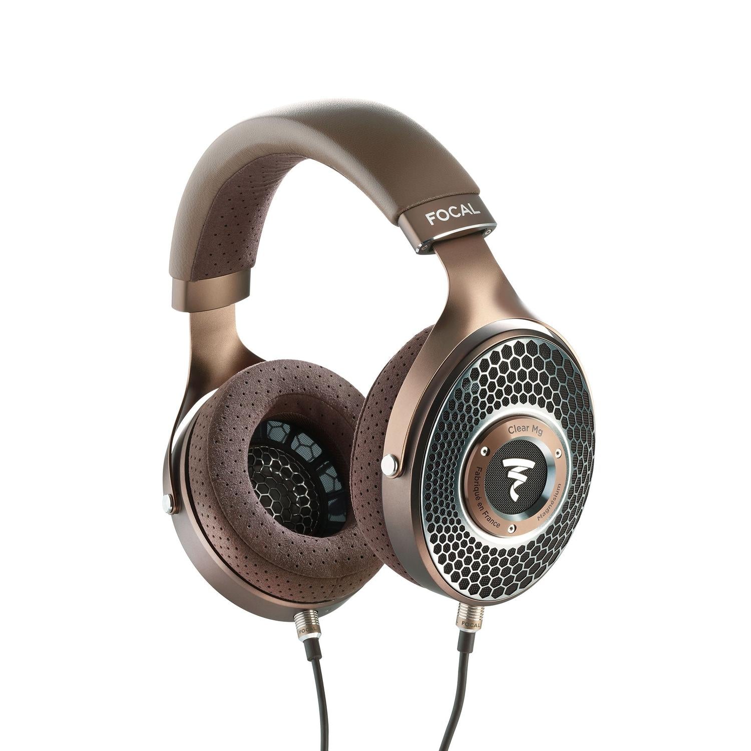 De Focal Clear Mg over-ear hoofdtelefoon heeft een gaasrooster, gevoerde hoofdband en geperforeerde oorkussens voor een eersteklas geluidskwaliteit tegen een witte achtergrond.