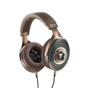 Los auriculares de botón Focal Clear Mg incorporan una rejilla de malla, una diadema acolchada y almohadillas perforadas para ofrecer una calidad de sonido superior sobre un fondo blanco.