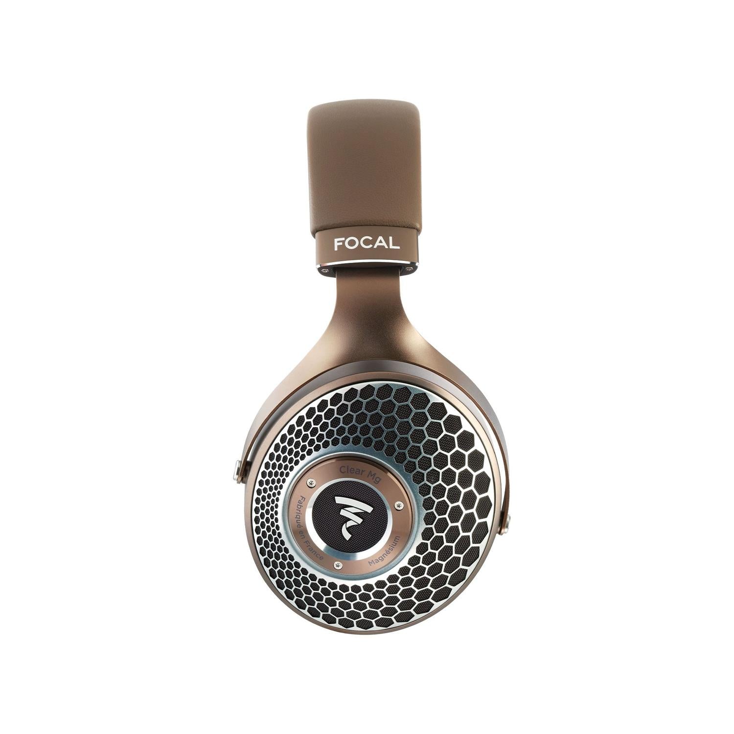 De bruine over-ear hoofdtelefoon met honingraatmotief van Focals Clear Mg levert geluid van hoge kwaliteit en is voorzien van het FOCAL-logo op de hoofdband.