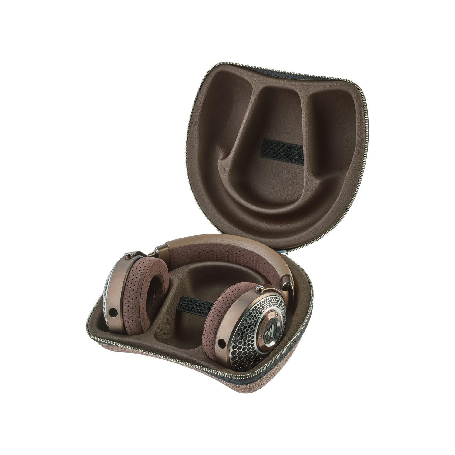 Focal Clear Mg bruine en metallic hoofdtelefoon met open achterkant in een bijpassend bruin hard-shell etui met rits, open afgebeeld op een witte achtergrond.