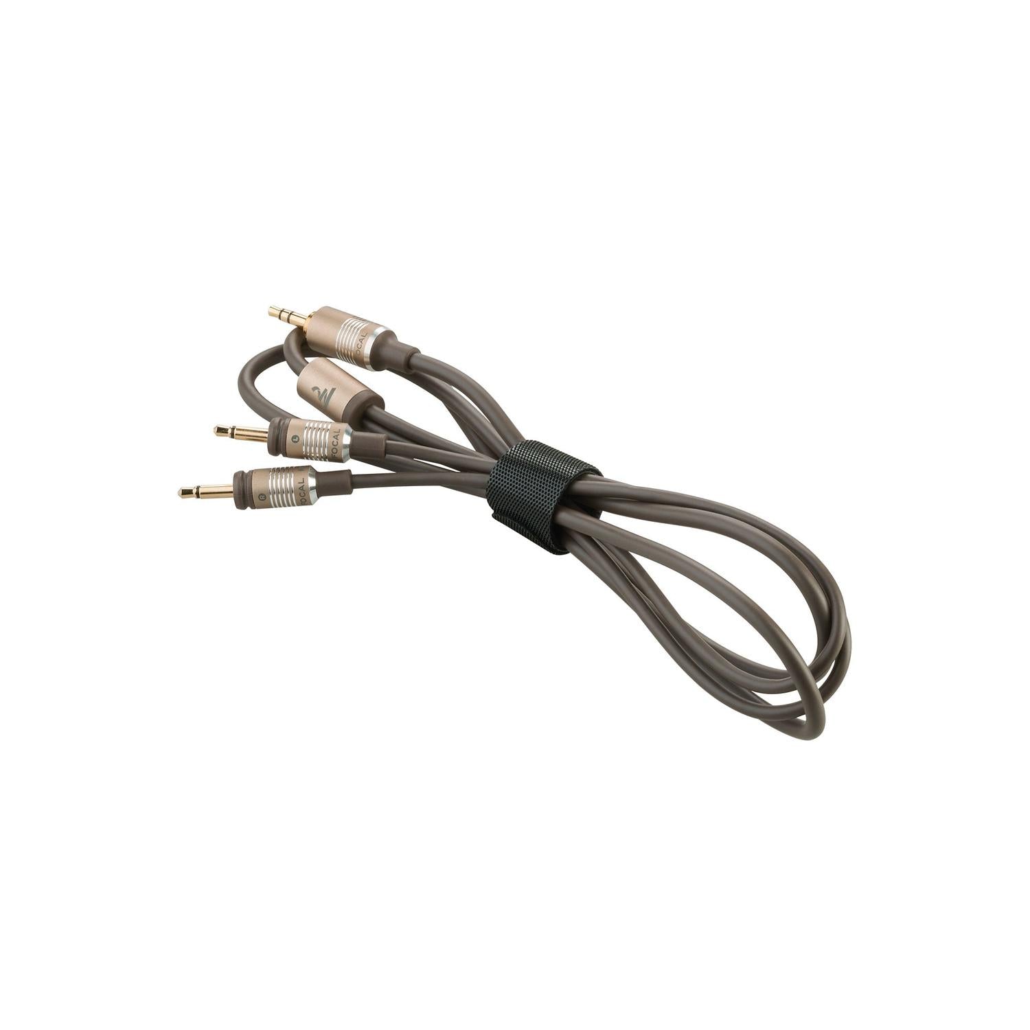 Een opgerolde bruine audiokabel met vier metalen pluggen van 3,5 mm, vastgezet met een zwarte band - ideaal voor de Focal Clear Mg hoofdtelefoon en met geluid van hoge kwaliteit.
