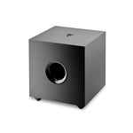 Il Focal Cub Evo è un subwoofer nero a forma di cubo con apertura frontale circolare, perfetto per qualsiasi sistema home theater e raffigurato su sfondo bianco.