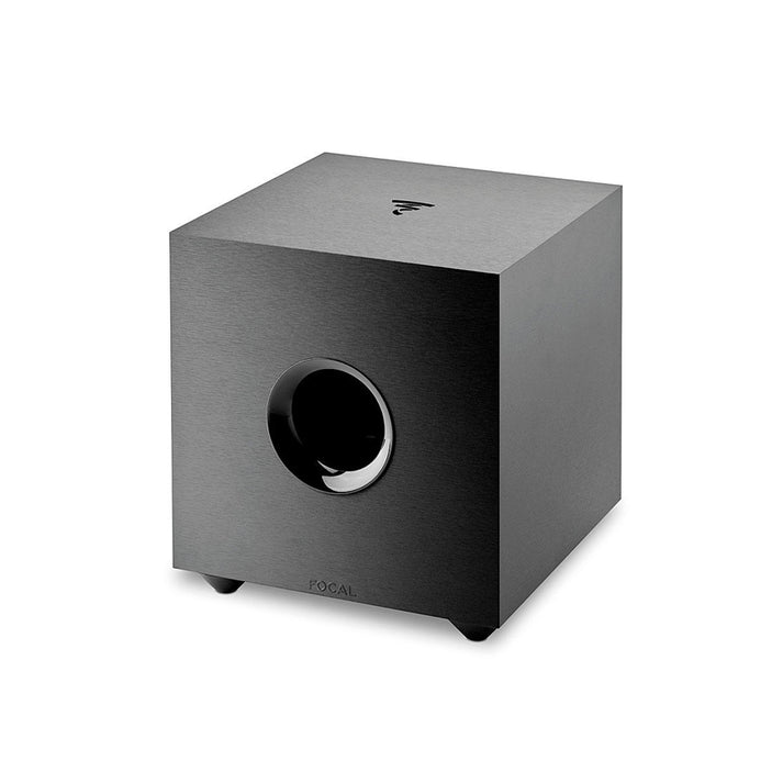 Il Focal Cub Evo è un subwoofer nero a forma di cubo con apertura frontale circolare, perfetto per qualsiasi sistema home theater e raffigurato su sfondo bianco.
