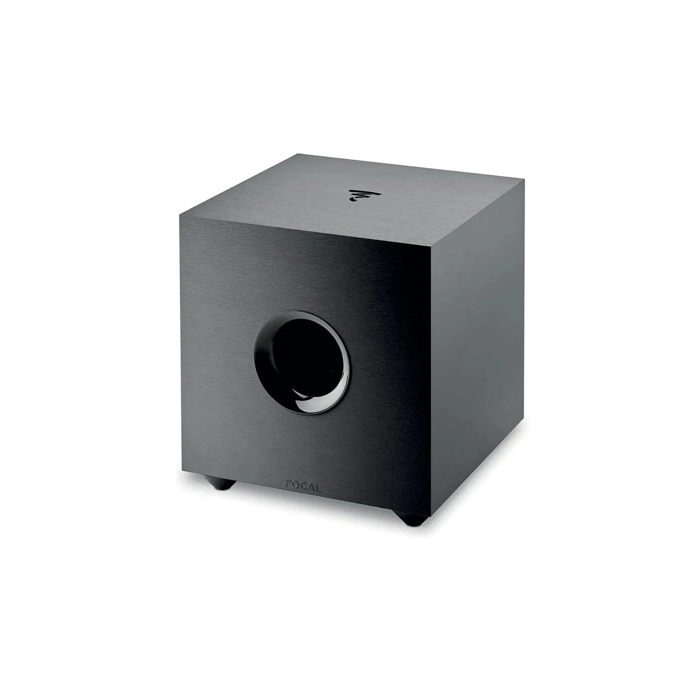 De Focal Cub Evo is een moderne zwarte kubusvormige subwoofer met een ronde poort vooraan, zittend op kleine pootjes tegen een witte achtergrond.