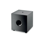 De Focal Cub Evo is een moderne zwarte kubusvormige subwoofer met een ronde poort vooraan, zittend op kleine pootjes tegen een witte achtergrond.
