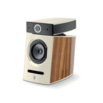 El Focal Diablo Utopia Colour Evo es un moderno Kompaktlautsprecher de gama alta con sonido Hifi, frontal crema, laterales de madera oscura, parte superior negra y el característico diseño circular del altavoz.