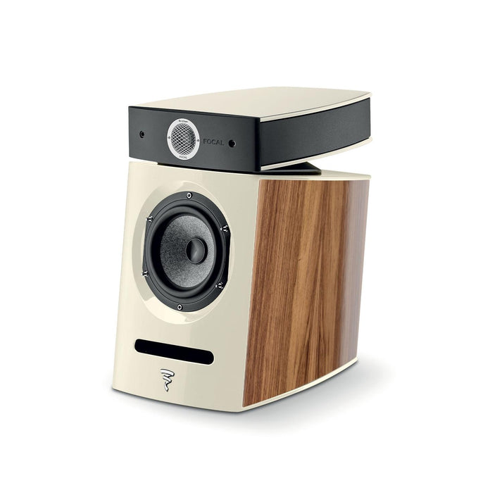 El Focal Diablo Utopia Colour Evo es un moderno Kompaktlautsprecher de gama alta con sonido Hifi, frontal crema, laterales de madera oscura, parte superior negra y el característico diseño circular del altavoz.