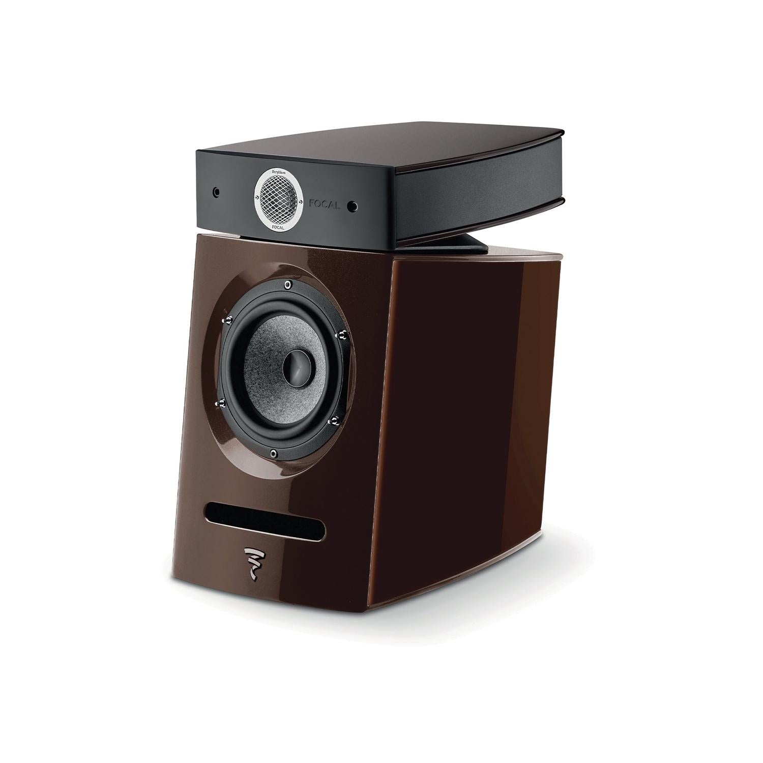 El Focal Diablo Utopia Colour Evo es un moderno altavoz de color marrón-negro con un diseño elegante y una rejilla redonda plateada que ofrece un sonido de alta fidelidad de primera clase.