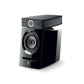 El Focal Diablo Utopia Colour Evo, un moderno altavoz negro y plateado con woofer circular y frontal curvado brillante, ofrece sonido HiFi en blanco.