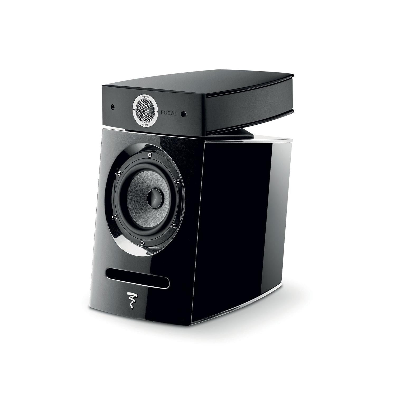 El Focal Diablo Utopia Colour Evo, un moderno altavoz negro y plateado con woofer circular y frontal curvado brillante, ofrece sonido HiFi en blanco.