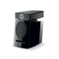 Un moderno altavoz Focal Diablo Utopia Colour Evo negro con frontal redondeado y acabado brillante que ofrece un sonido HiFi, mostrado sobre fondo blanco.