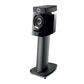 El Focal Diablo Utopia Colour Evo es un moderno altavoz compacto negro con soporte, sonido Hifi, woofer circular y tweeter superior sobre fondo blanco.