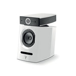 Die Focal Diablo Utopia Colour Evo ist ein moderner weißer Kompaktlautsprecher mit schwarzer Abdeckung, rundem Tieftöner und kleinem Hochtöner, der vor einem schlichten weißen Hintergrund steht.