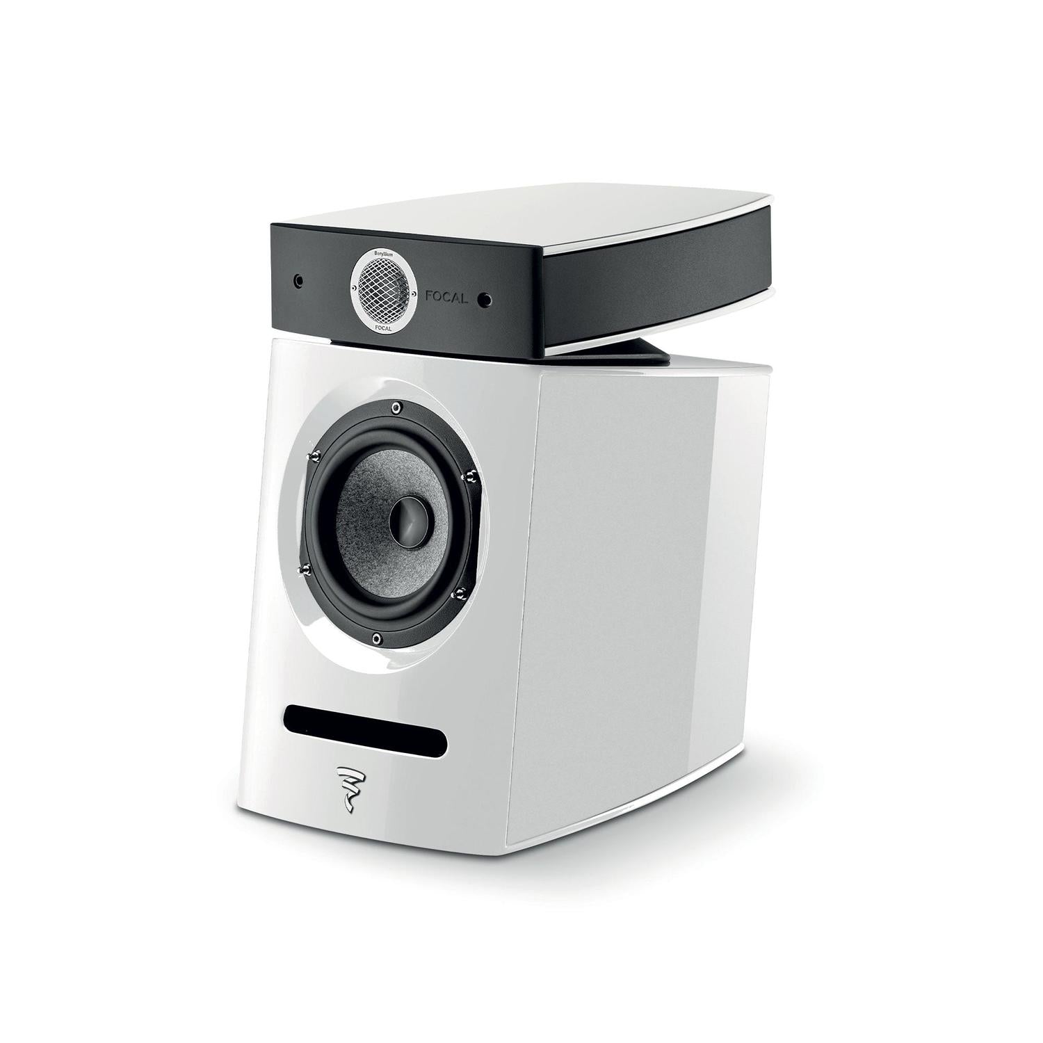 El Focal Diablo Utopia Colour Evo es un moderno altavoz compacto blanco con una parte superior negra, un woofer redondo y un pequeño tweeter, que se muestra sobre un fondo blanco liso.