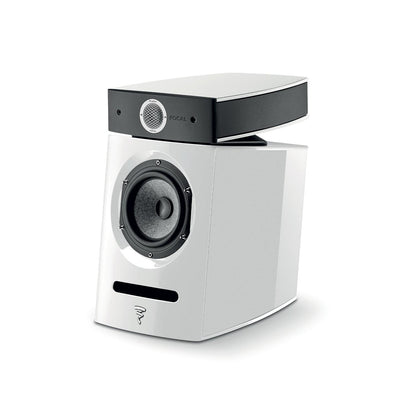 Die Focal Diablo Utopia Colour Evo ist ein moderner weißer Kompaktlautsprecher mit schwarzer Abdeckung, rundem Tieftöner und kleinem Hochtöner, der vor einem schlichten weißen Hintergrund steht.