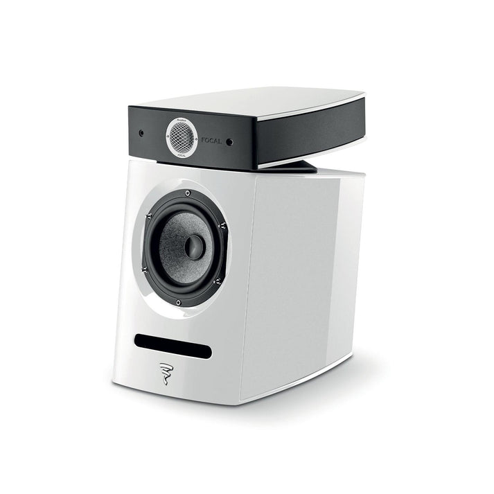 Die Focal Diablo Utopia Colour Evo ist ein moderner weißer Kompaktlautsprecher mit schwarzer Abdeckung, rundem Tieftöner und kleinem Hochtöner, der vor einem schlichten weißen Hintergrund steht.