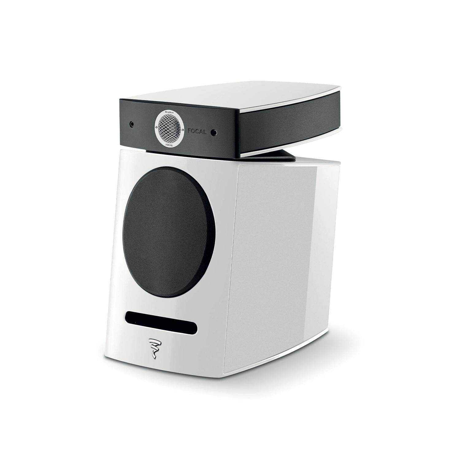 El Focal Diablo Utopia Colour Evo es un moderno altavoz blanco y negro con una rejilla circular negra y un mando de control plateado, que ofrece un sonido HiFi puro.