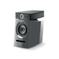 El Focal Diablo Utopia Colour Evo es un moderno altavoz compacto negro y plateado con woofer y tweeter visibles sobre un fondo blanco liso.