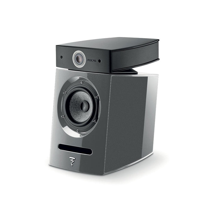 El Focal Diablo Utopia Colour Evo es un moderno altavoz compacto negro y plateado con woofer y tweeter visibles sobre un fondo blanco liso.