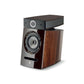 El Focal Diablo Utopia Colour Evo es un moderno Kompaktlautsprecher de gama alta con acabado en madera brillante y rejilla metálica, que ofrece un sonido Hifi de primera calidad.