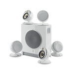 Das Focal Dôme 5.1 Flax Sub Air ist ein weißes Heimkinosystem mit fünf runden Satellitenlautsprechern und einem zentralen drahtlosen Subwoofer.