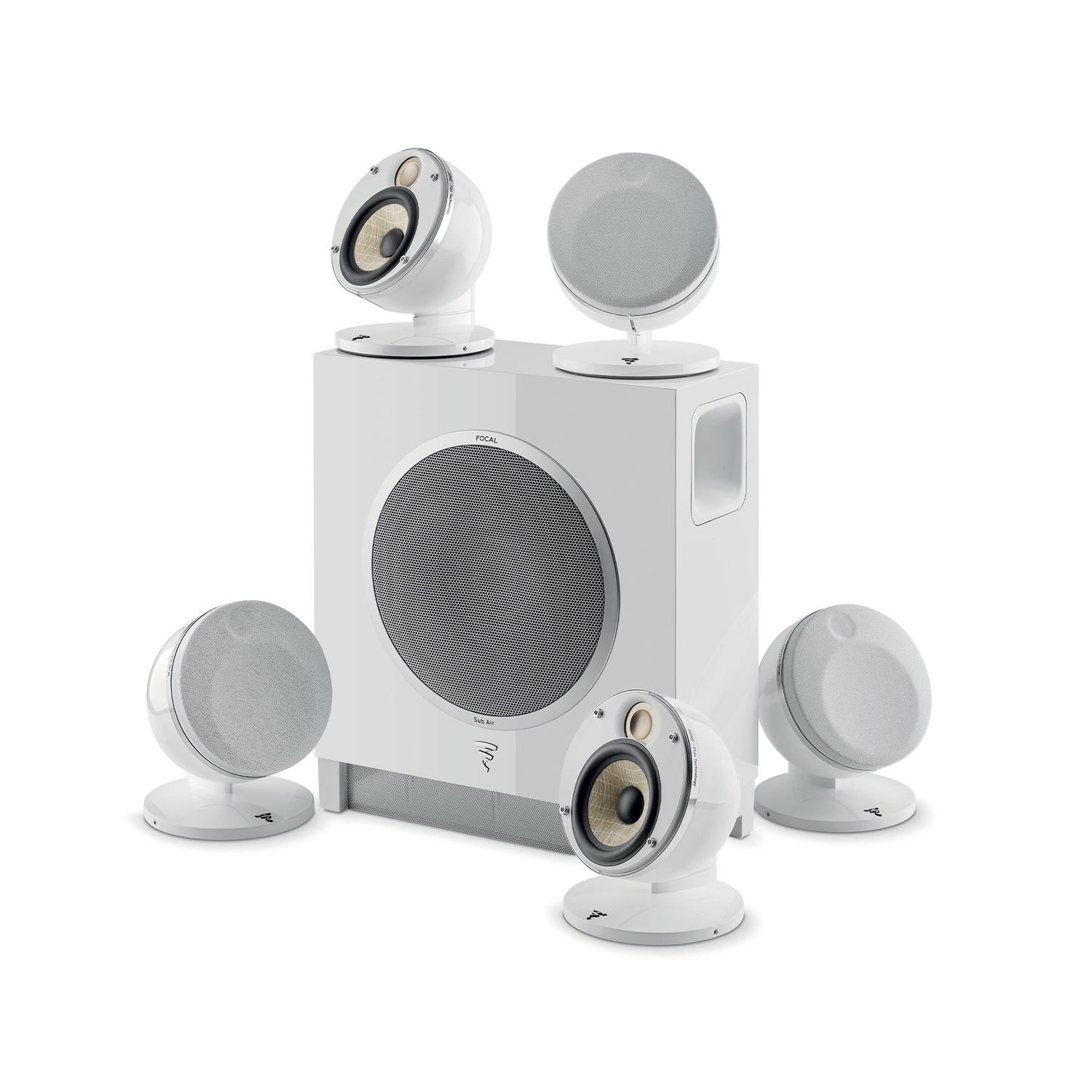 Il Focal Dôme 5.1 Flax Sub Air è un sistema home theater bianco con cinque diffusori satellite rotondi e un subwoofer centrale senza fili.