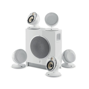 El Focal Dôme 5.1 Flax Sub Air es un sistema de cine en casa blanco con cinco altavoces satélite redondos y un subwoofer inalámbrico central.