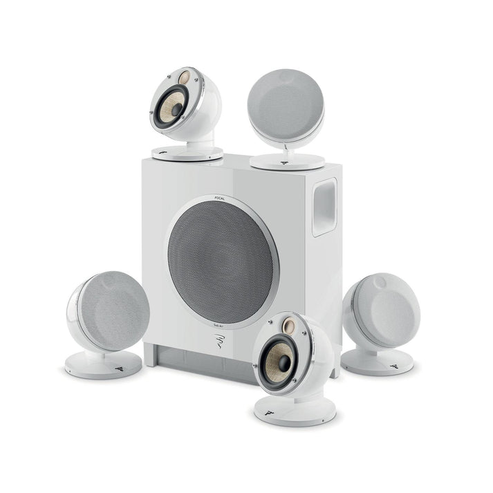 Das Focal Dôme 5.1 Flax Sub Air ist ein weißes Heimkinosystem mit fünf runden Satellitenlautsprechern und einem zentralen drahtlosen Subwoofer.