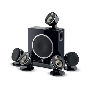 El Focal Dôme 5.1 Flax Sub Air es un sistema de altavoces de cine en casa de color negro con cinco altavoces redondos y un subwoofer inalámbrico, que se muestra sobre un fondo blanco.