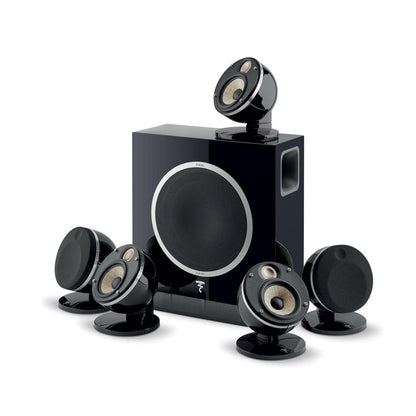 Il Focal Dôme 5.1 Flax Sub Air è un sistema di diffusori home cinema di colore nero con cinque diffusori rotondi e un subwoofer wireless, su sfondo bianco.