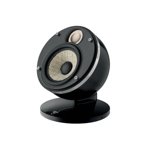 De Focal Dôme Flax Sat 10 is een moderne, bolvormige zwarte luidspreker met zilveren accenten en zichtbare drivers - perfect als compacte thuisbioscoopluidspreker.