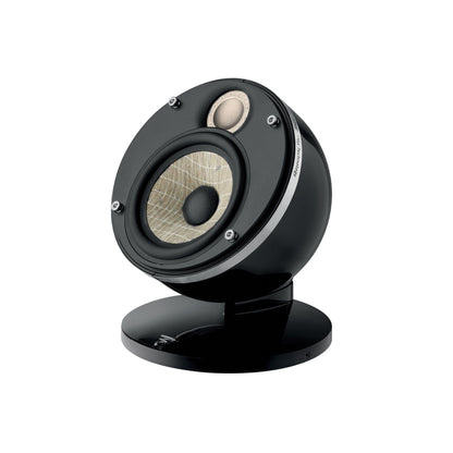 La Focal Dôme Flax Sat 10 est une enceinte moderne, sphérique et noire avec des accents argentés et des haut-parleurs visibles - parfaite comme enceinte compacte de home cinéma.