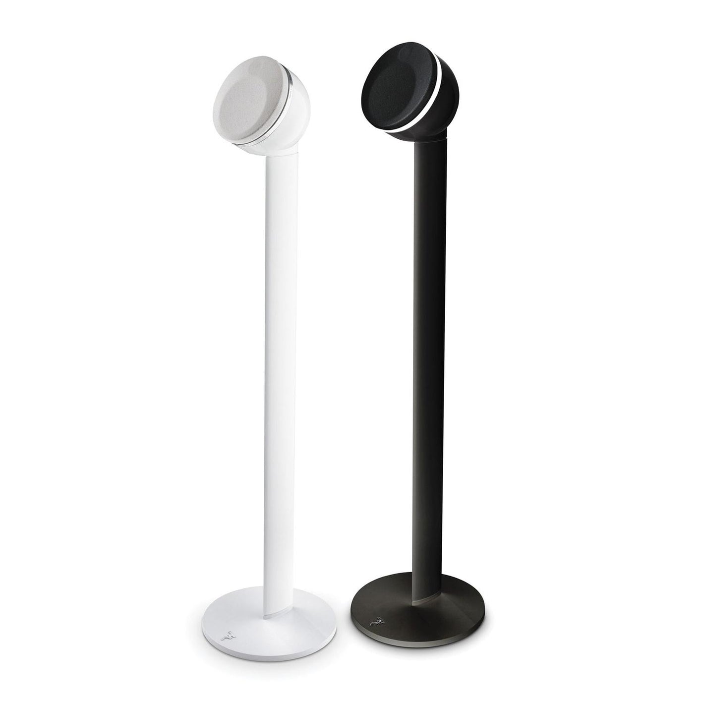 Dos soportes de altavoz Focal Dôme Stativ, uno blanco y otro negro, cada uno con una base redonda y un altavoz circular montado, se sitúan uno junto al otro sobre un fondo blanco.